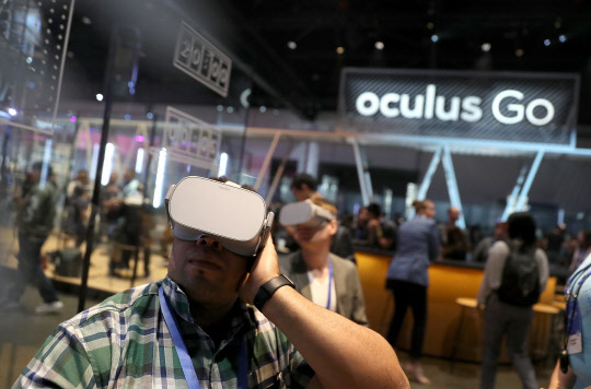 1일(미국시간)미국 캘리포니아주 새너제이에서 열린 페이스북 연례개발자회의(F8)에 참석한 개발자들이 가상현실 헤드셋 '오큘러스 고'를 체험하고 있다. 오큘러스 고는 이날 199달러(21만여원)에 정식 출시됐다.<연합뉴스>